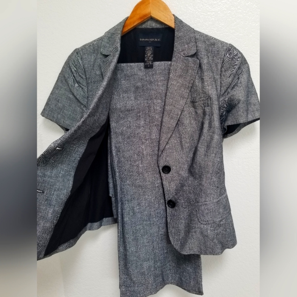 2 piece summer suit, blazer size 2 and pants size 4, linen, banana republic